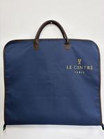 Housse de costume en polyester avec broderie de logo personnalisé, poignée en cuir PU, pliable, organisateur suspendu, anti-poussière, fermeture éclair