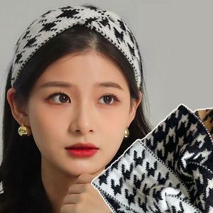 Nouveau masque facial sportif confortable à motif pied-de-poule avec bandeau large assorti et accessoires pour cheveux - Product Image 1