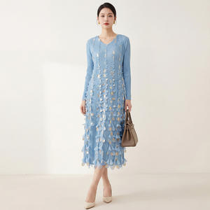 Nouvelle Arrivée 2026 – Robe Élégante Femme Coupe A-Line Taille Naturelle Plissée Froncée Col V Manches Longues Longueur Genou Pétale 3D Écologique - Product Image 1