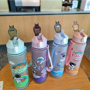 Tasse à eau d'été givrée pour astronaute dessin animé Portable 800ml PC plastique Fitness Gym bouteille corde de transport couvercle rebondissant boisson directe - Product Image 3