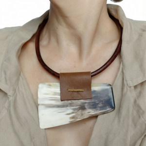 Collier ras du cou rectangulaire en corne naturelle avec cordon en cuir, pendentif fait main, bijou inspiré de l'océan, cadeau - Product Image 1