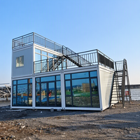 Maison préfabriquée en conteneurs à deux étages bleu clair, bâtiment modulaire en acier avec escalier extérieur, installation facile, dortoir pour travailleurs