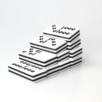 Jeu de Dominos en Acrylique Double 6 Personnalisé d'Usine, Dominos en Acrylique Noir et Blanc Cinq Couches avec Logo et Emballage Personnalisés, Jeux de Société