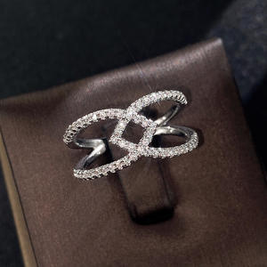 Anillo de Diamantes F1650 en Oro Blanco, Corte Brillante Redondo, Color G Natural, Anillo de Compromiso de Lujo para Mujer - Product Image 4