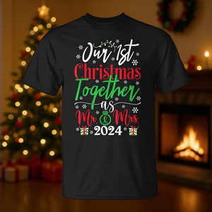 Notre premier Noël en tant que M. et Mme 2024, t-shirt pour couple, cadeau de vacances pour les jeunes mariés - Product Image 3
