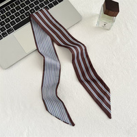 Écharpe fine de luxe à imprimé rayé pour femme, élégante, utilisable comme foulard, bandeau, accessoire de poignet, accessoire de sac ou ruban de cou, au style minimaliste et raffiné