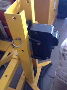 ที่หนีบถังน้ำมันแบบเดี่ยว 500 กก. สำหรับรถยกแบบ Heavy Duty ใช้กับถังเหล็กและถังพลาสติก - Product Image 2