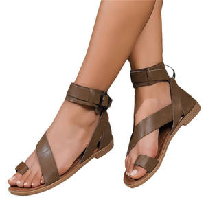 Sandalias de playa de fondo plano para mujer de gran tamaño, tendencia de moda europea americana, zapatos versátiles ligeros para exteriores, primavera 2025 - Product Image 1