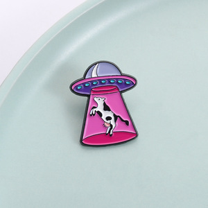 Broche de moda creativo y lindo con forma de OVNI y vaca de dibujos animados, de aleación de zinc fundida a presión y galvanizado, accesorio tipo insignia - Product Image 4