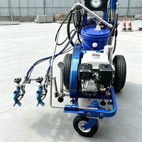 Machine de marquage routier par pulvérisation à froid avec soupape de décompression pour une utilisation sécurisée