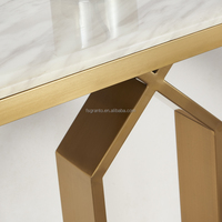 Table console longue en marbre carré avec pieds dorés, style moderne minimaliste italien de luxe, pour hall d'hôtel, entrée ou couloir.