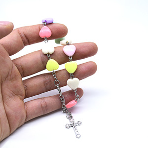 Rosario <span class=keywords><strong>de</strong></span> cuentas con forma <span class=keywords><strong>de</strong></span> corazón <span class=keywords><strong>de</strong></span> colores Komi 2024 con crucifijo, pulsera <span class=keywords><strong>de</strong></span> rosario <span class=keywords><strong>de</strong></span> la Virgen María para niños - Product Image 2