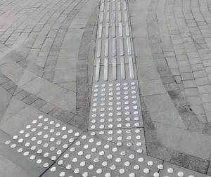 Indicateur de route de goujon de pavage tactile rond en acier inoxydable 304 à face diamantée antidérapante pour la sécurité routière - Product Image 3