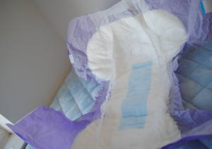 OEM monouso medical hospital campione gratuito unisex donne viola super assorbente ispessimento produttore di pannolini per adulti - Product Image 3