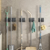 Wandbevestigde mop- en bezemhouder van roestvrij staal, zelfklevende borstelhouder met haak, keukenhulp, mop-hanger