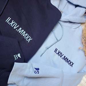 Felpa con Cappuccio Personalizzata con Ricamo 3D <span class=keywords><strong>per</strong></span> San Valentino, Simpatico Distintivo Lavorato a Maglia con Numeri Romani, Regalo Invernale <span class=keywords><strong>per</strong></span> <span class=keywords><strong>Coppie</strong></span> - Product Image 1