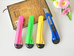 Cutter utilitaire rétractable en plastique <span class=keywords><strong>4</strong></span> <span class=keywords><strong>couleurs</strong></span>, lame de 18 mm à rupture rapide, léger, pour la maison, le bureau et l'école - Product Image 5