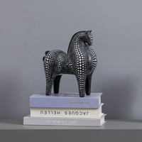Statue d'animal en résine chic à pois, design artistique moderne nordique, figurine de cheval pour la décoration, ornement d'intérieur