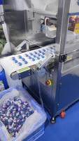 Machine de fabrication de capsules de lessive liquide et en poudre entièrement automatique à trois chambres