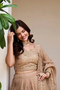Ensemble de lehenga brodé le plus vendu pour femmes, idéal pour les mariages et les fêtes, avec un magnifique dupatta assorti, disponible au meilleur prix - Product Image 2
