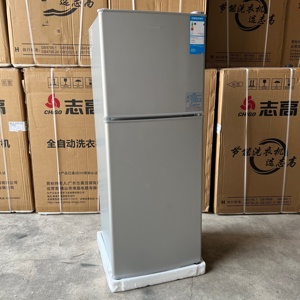 Réfrigérateur compact à double porte de 156 L, congélateur en haut, réfrigérateur en bas - Product Image 4