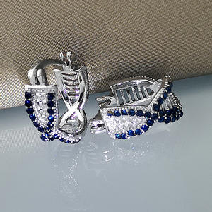 Elegantes pendientes Huggie chapados en oro blanco con diamantes de imitación de cristal azul, diseño geométrico para mujer, joyería de moda para fiesta - Product Image 5