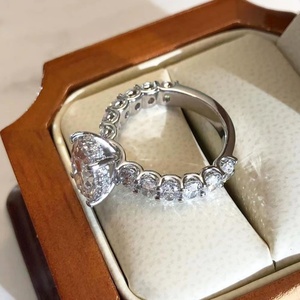 แหวนแต่งงานทองคำขาว 18K ประดับเพชรโมอิสซาไนต์ทรงรี 3 กะรัต ระดับความสะอาด VVS ดีไซน์หรูหราสำหรับเจ้าสาว - Product Image 3