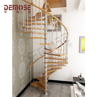 Escalier en colimaçon industriel durable en bois et acier inoxydable avec garde-corps en verre, idéal pour les appartements et l'intérieur