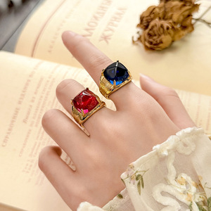 Anillos de Moda Ecológicos de Cobre Chapado en Oro con Circonitas Rojas y Azules de 14*14mm, Estilo Hop, Personalizados y Únicos - Product Image 2
