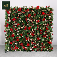 Mur de fleurs de Noël artificielles avec des roses rouges et blanches, des poinsettias, des étoiles dorées, toile de fond florale artificielle pour fête de Noël