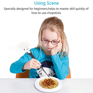 Baguettes de formation en silicone sans BPA pour enfants débutants ensemble de voyage réutilisable avec aide à la conception d'animaux de dessin animé attaché - Product Image 2