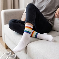 Chaussettes en coton mélangé à logo personnalisé, respirantes, hautement élastiques, anti-humidité, rayées arc-en-ciel, décontractées, vente en gros OEM ODM