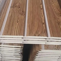 Panneau sandwich structurel à trois couches avec surface en bois grainé PIR - Résistant à l'eau et au feu, écologique, pour utilisation en chambre froide extérieure