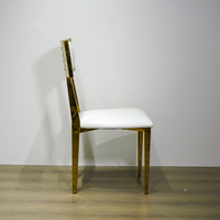 Chaise de salle à manger moderne de luxe en acier inoxydable massif avec dossier en trèfle à quatre feuilles doré et revêtement blanc pour villa et événements