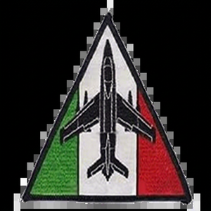 Patch brodé triangulaire avec drapeau italien et motif d'avion à réaction, appliqué en tissu à coudre avec découpe laser - Product Image 1