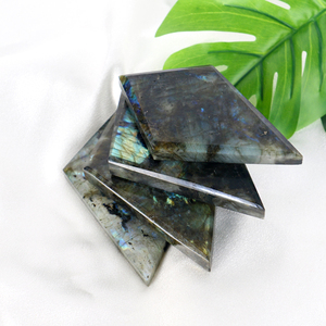 Tranches de cristal de labradorite rhombique sculptées, pierres naturelles de guérison pour la décoration intérieure - Product Image 2