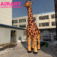 Campagne publicitaire décorant une girafe géante gonflable