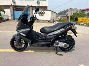 <span class=keywords><strong>Scooter</strong></span> Maxi <span class=keywords><strong>Aprilia</strong></span> SR Max 250 GT HPE 26HP avec transmission CVT, éclairage LED, écran TFT, démarrage sans clé pour les trajets quotidiens et les voyages - Product Image 5