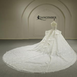 Robe de mariée moderne sans bretelles avec laçage, traîne chapelle et fleurs, modèle exclusif GT26039 - Product Image 3