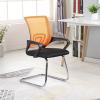 Chaise de bureau avec accoudoirs, structure métallique, pieds chromés, design ergonomique, dossier en maille respirante, dossier ouvert, chaise d'ordinateur moderne et simple