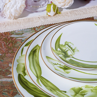 Décalcomanie à motif de plante de pois vert de qualité supérieure assiettes de chargeur en porcelaine ensembles de dîner de mariage avec motif de pois de printemps