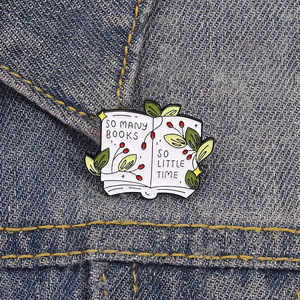 Spilla in smalto con citazione letteraria: Tanti libri, così poco tempo - Libro aperto con foglie, spilla per amanti dei libri, bibliotecari, decorazione per club di lettura - Product Image 3
