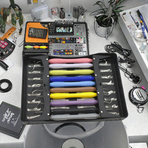 Ensemble de 10 instruments de restauration dentaire en composite avec poignées ergonomiques colorées et composants métalliques, outils manuels de classe I - Product Image 3