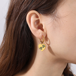 Pendientes Huggie en Forma de Corazón, Chapados en Oro de 18K, con Colgante de Diamantes de Imitación, para Regalo, Joyería de Aleación de Zinc - Product Image 4