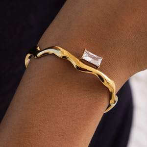 Bracelet ouvert en or 18 carats avec zircon blanc carré serti à griffes, bijou unisexe, cadeau - Product Image 3