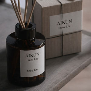 Diffuseur de parfum Aikun en verre ambré rond de 150 ml avec autocollant adhésif, parfum personnalisé longue durée, coffret en carton kraft pour salon, faible MOQ - Product Image 1