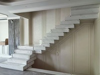 Dalles de pierre de marbre blanc avec des veines grises pour l'aménagement intérieur pour les dalles d'escalier