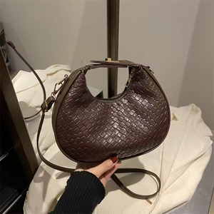 2025กระเป๋าสะพายคาดลำตัวแฟชั่นใหม่สำหรับผู้หญิงกระเป๋าหนัง PU แบบถักขนาดเล็กมีซิปสำหรับฤดูร้อนฤดูหนาวพร้อมตัวล็อครูปพระจันทร์เสี้ยว - Product Image 5