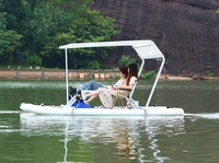 Planche de SUP gonflable électrique durable, écologique, légère, stable, pliable, type catamaran, pour la pêche et la navigation.