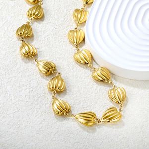 Collar Personalizable al por Mayor con Colgante de Corazón Texturizado en Acero Inoxidable Chapado en Oro PVD de 18K, Joyería de Moda - Product Image 4